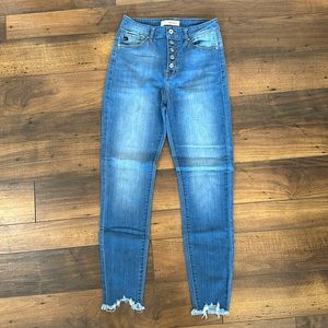 Medium wash skinny Kancan bottoms